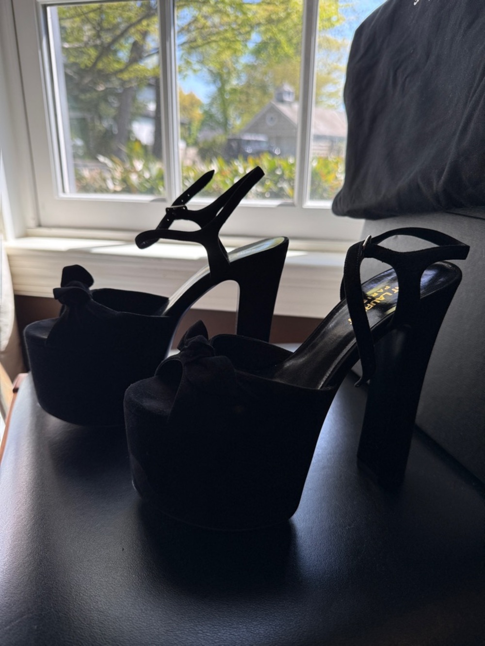 Saint Laurent Black platform
Suede black heels - Picture 3 of 4